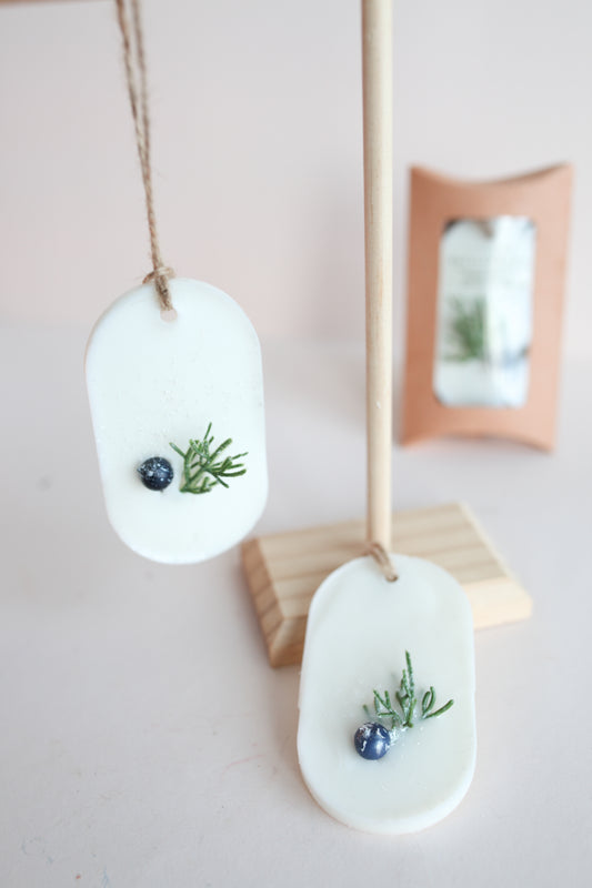 Huonetuoksu katajanmarja