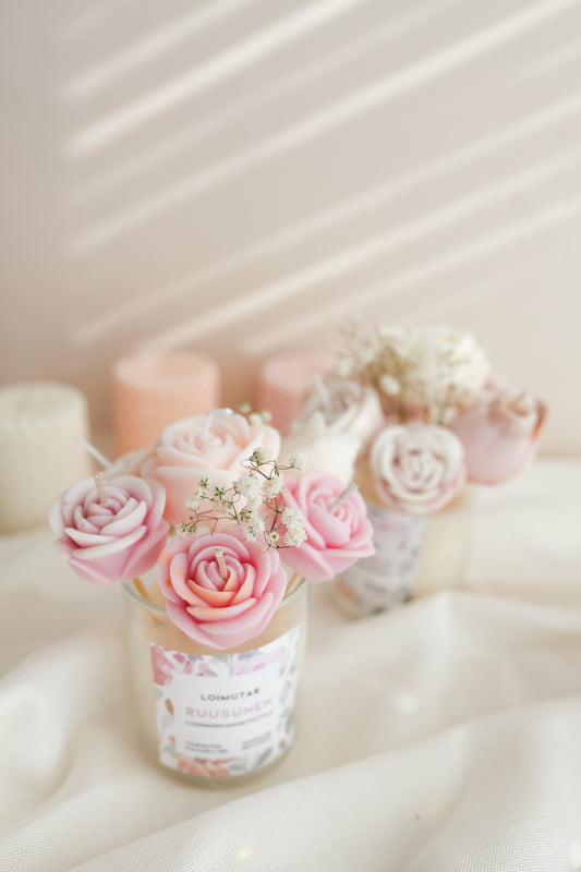 Valitse ruusuntuoksuinen tai tuoksuton kynttilä, ruusuja