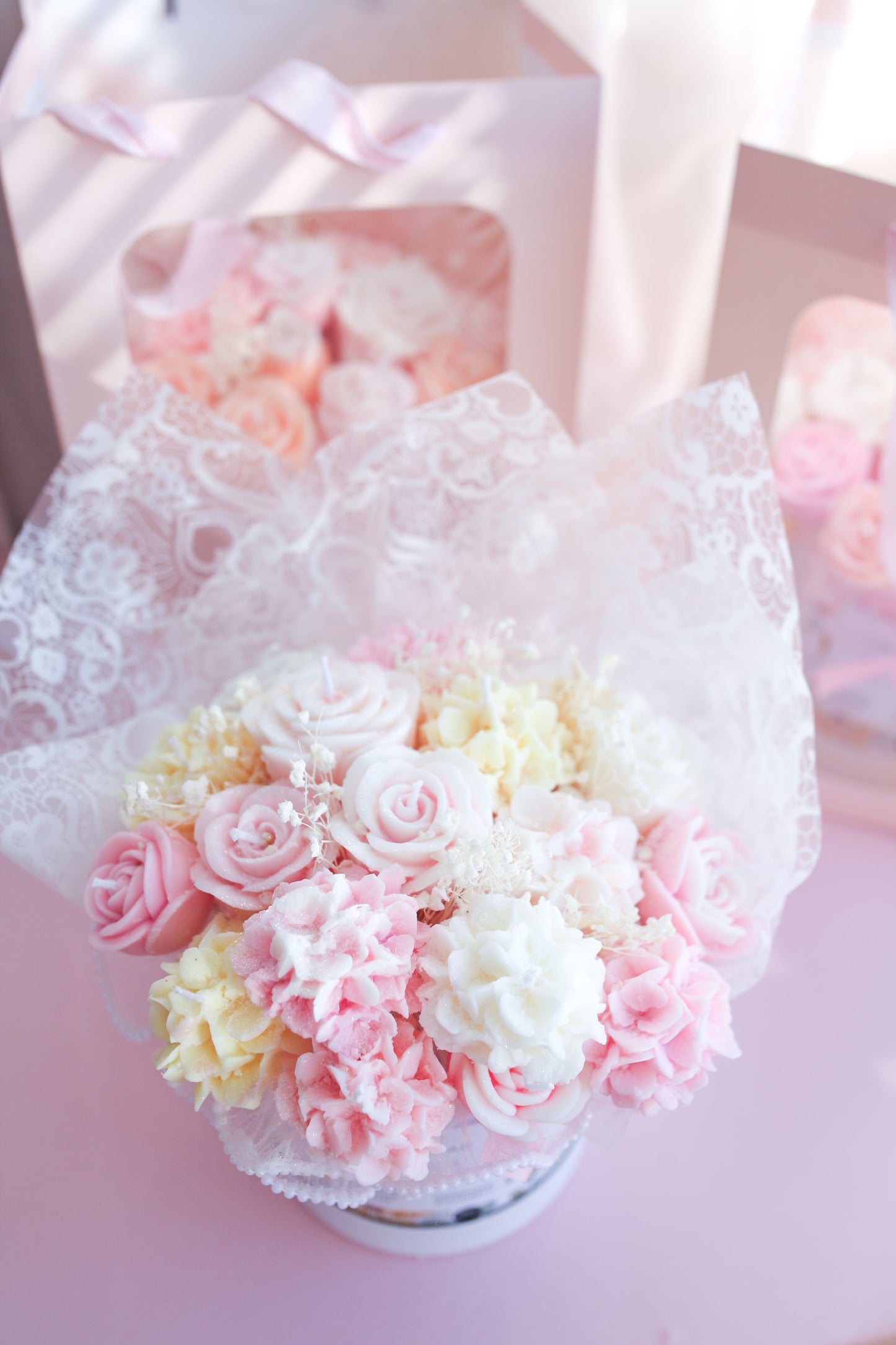 Vaaleanpunaiset kukkakynttilät