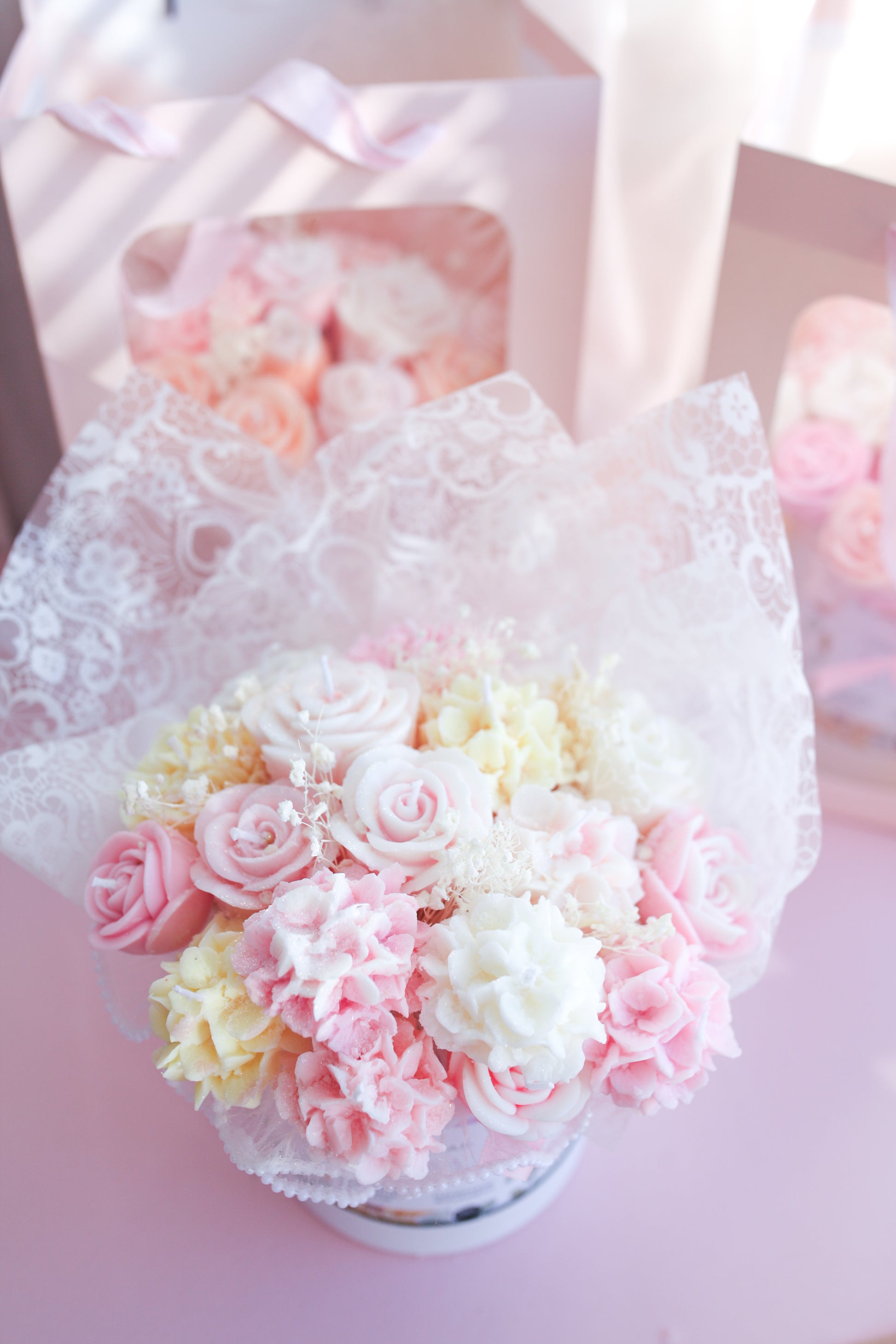 Vaaleanpunaiset kukkakynttilät