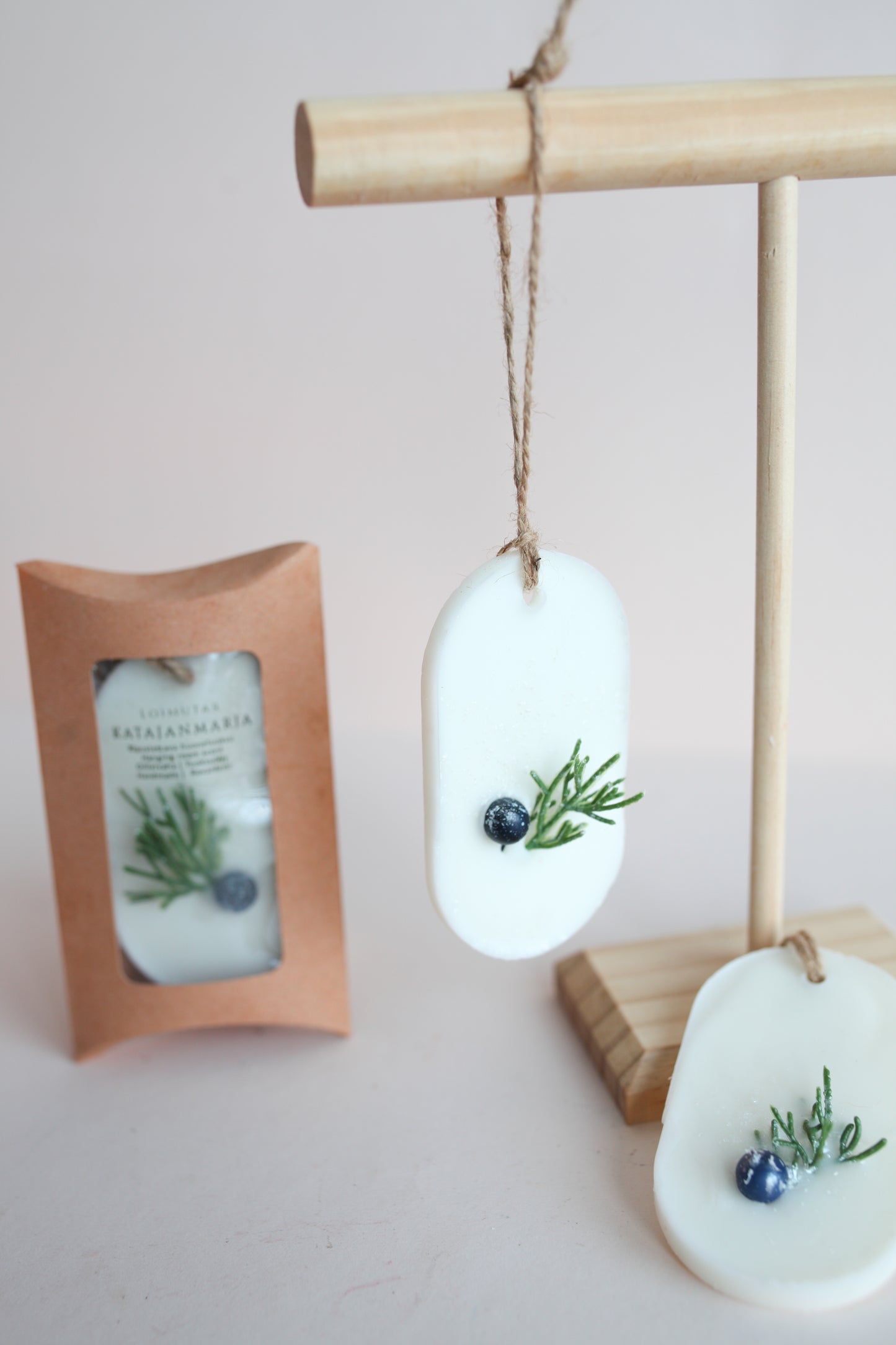 Huonetuoksu katajanmarja