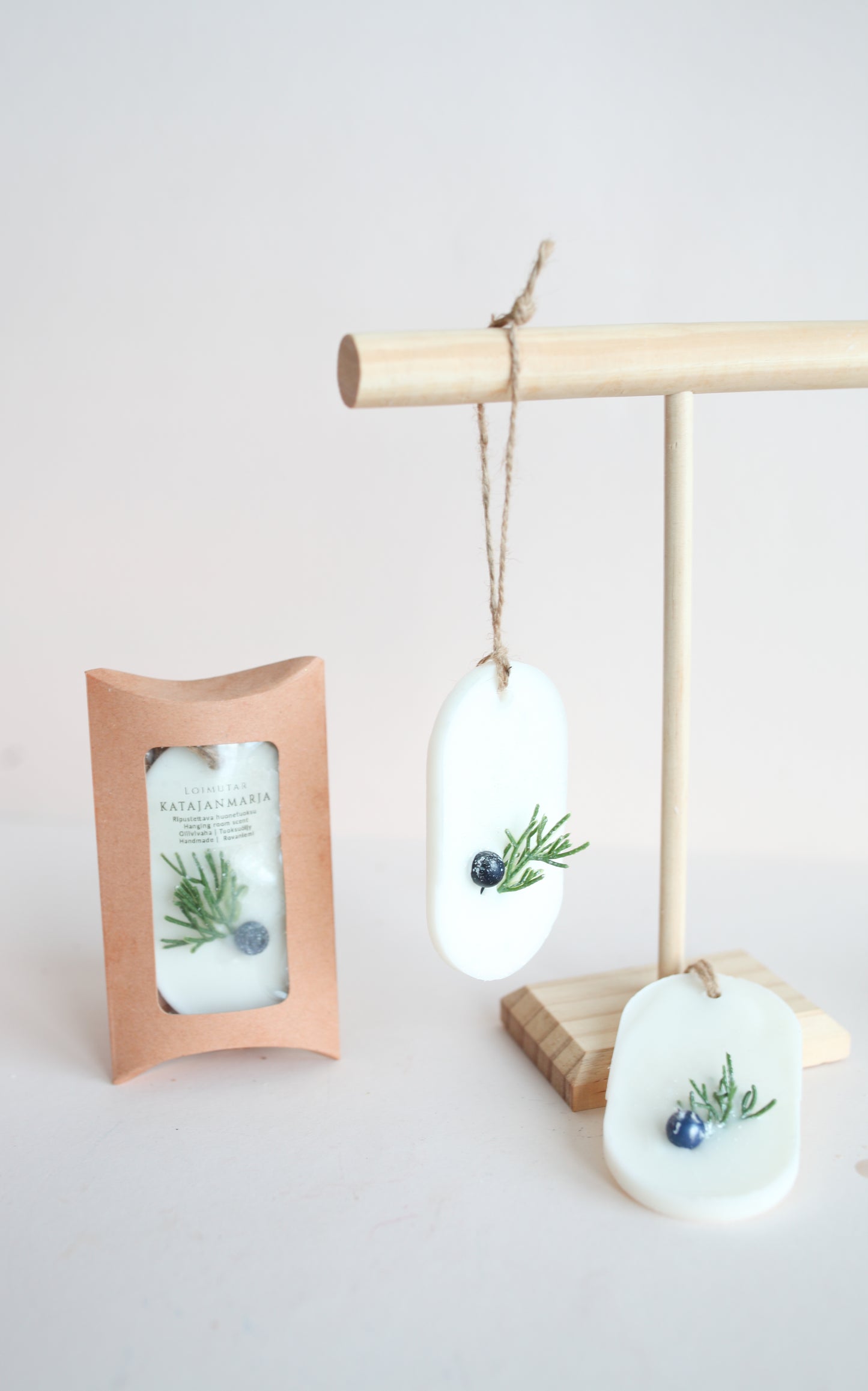 Huonetuoksu katajanmarja