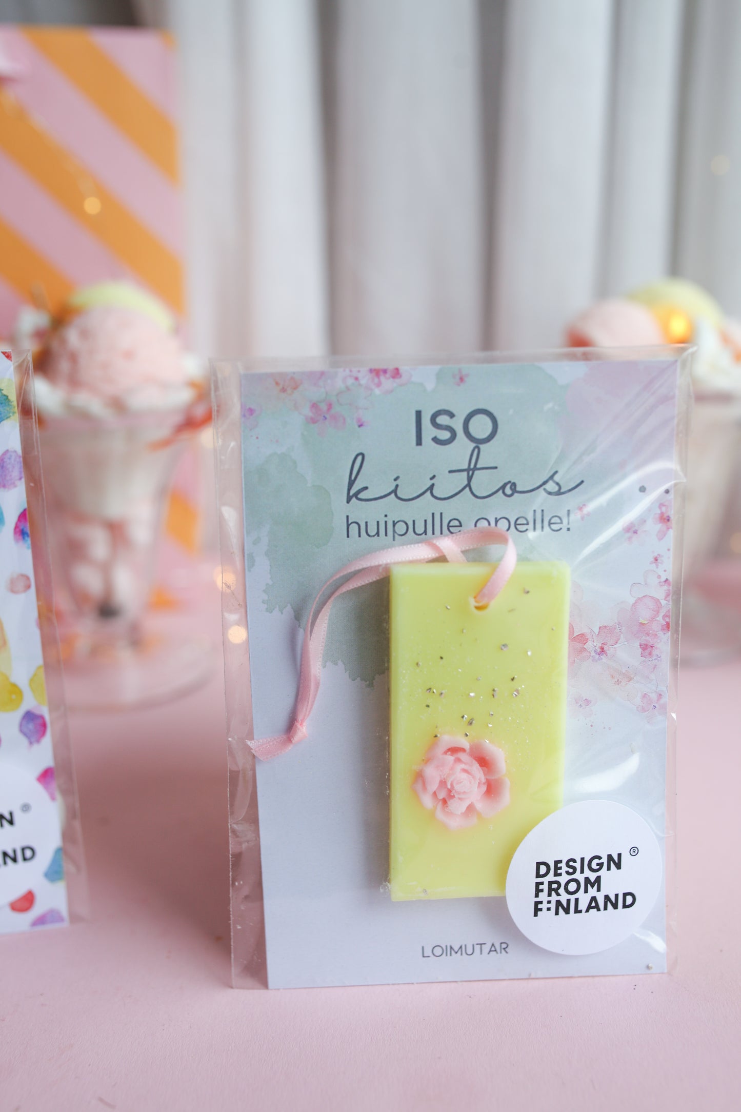 Kiitoskortti huonetuoksulla