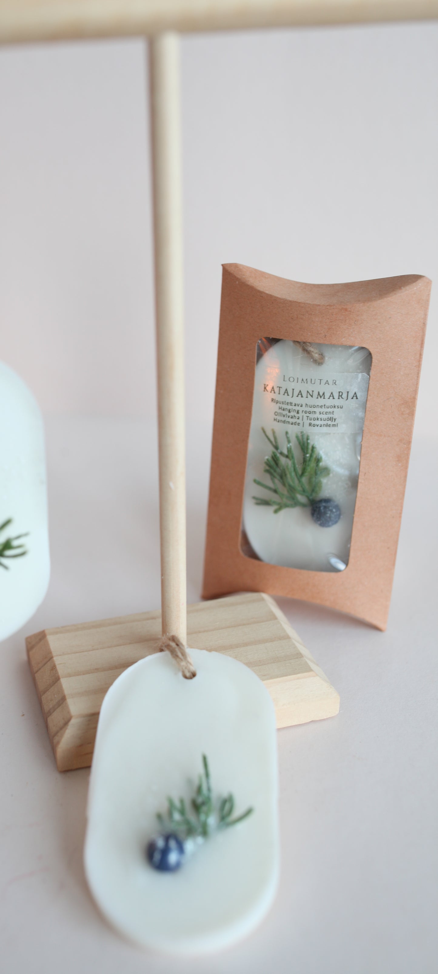 Huonetuoksu katajanmarja