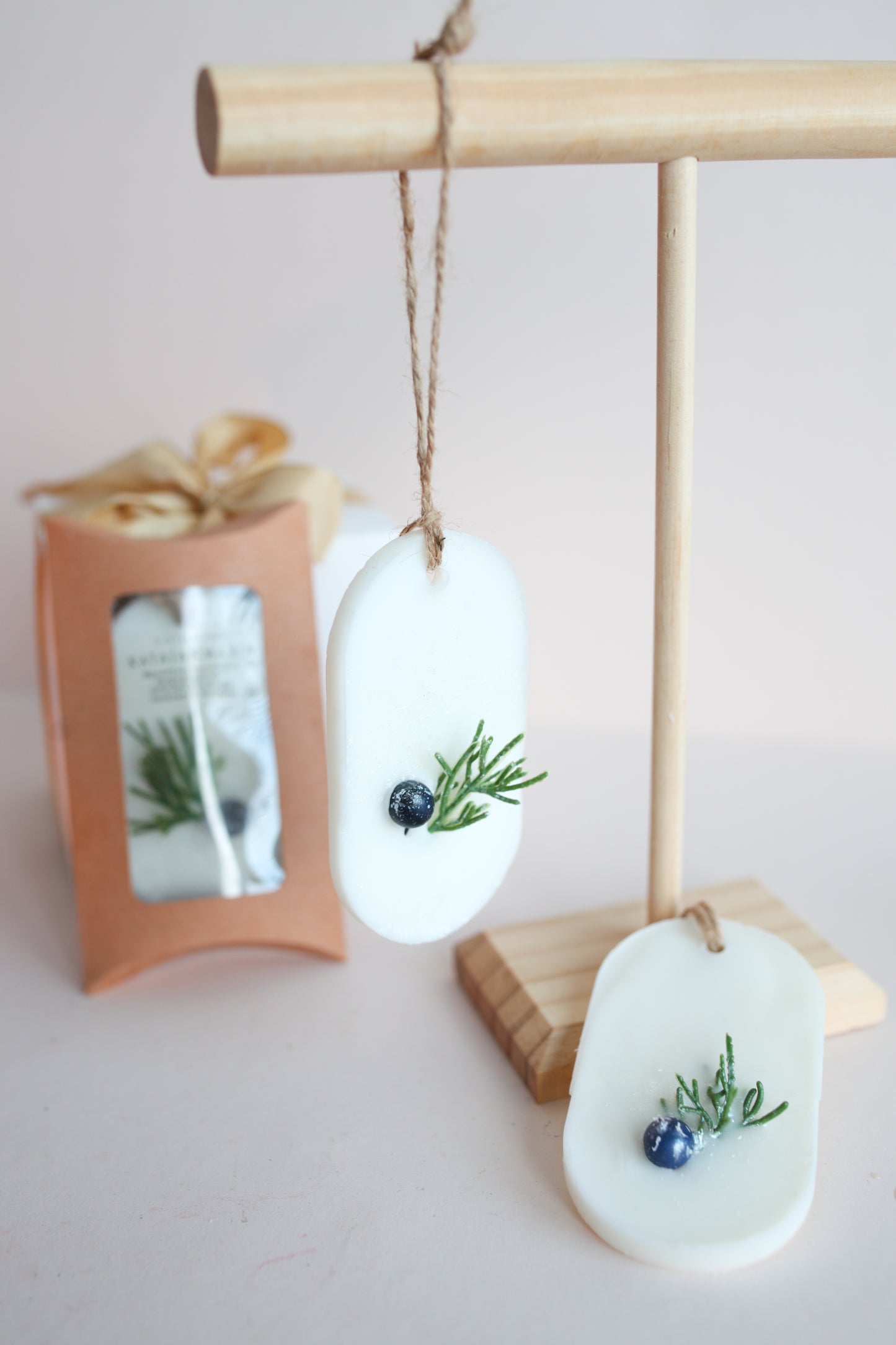 Huonetuoksu katajanmarja