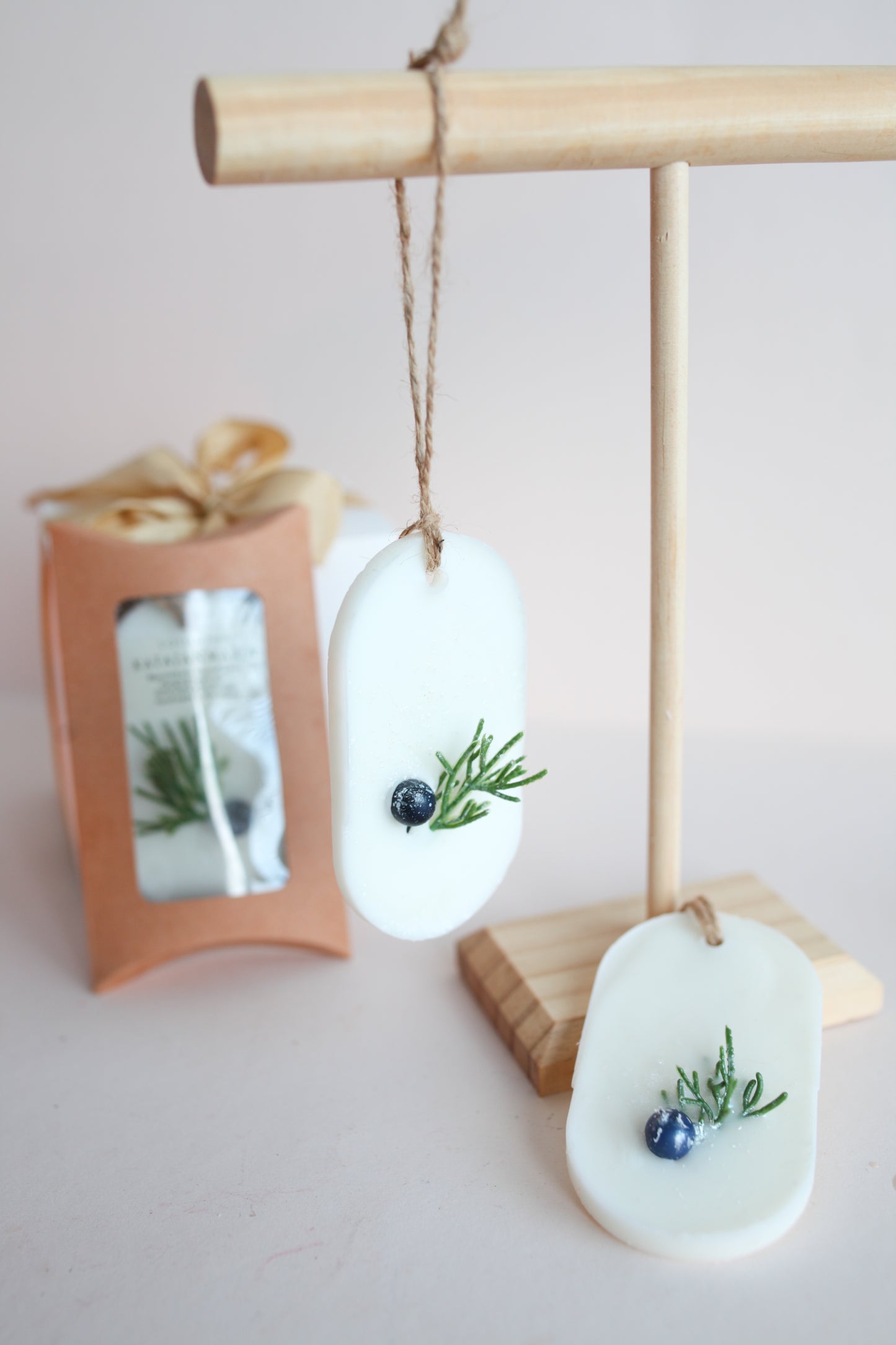 Huonetuoksu katajanmarja