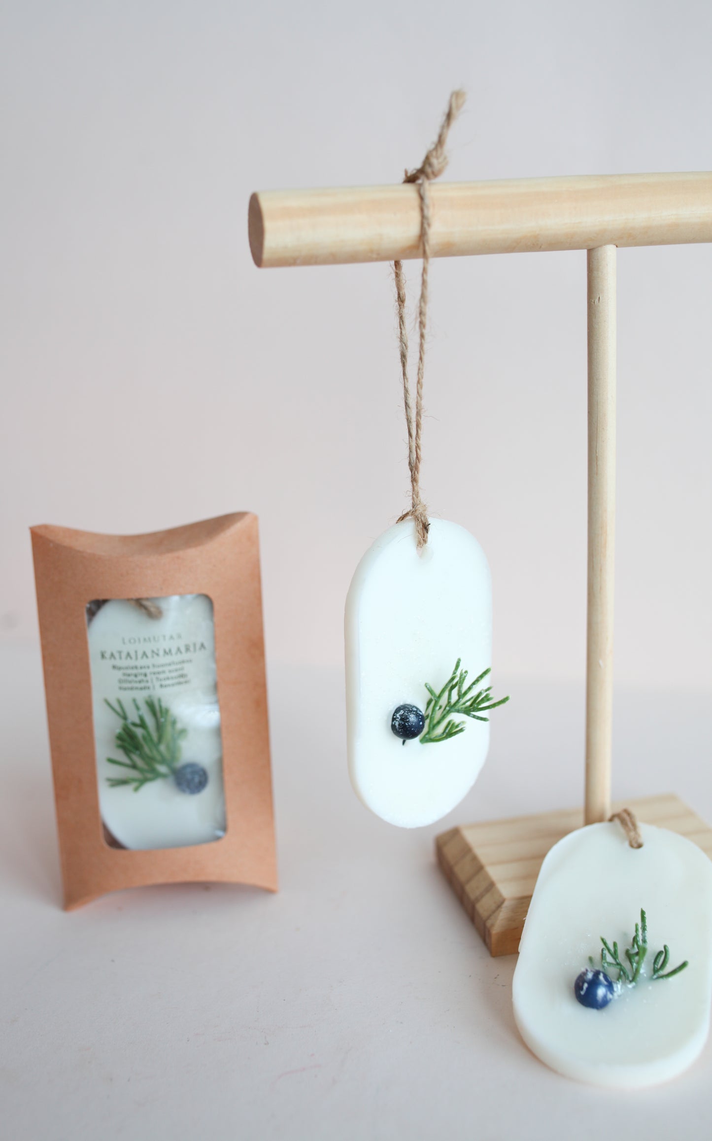 Huonetuoksu katajanmarja