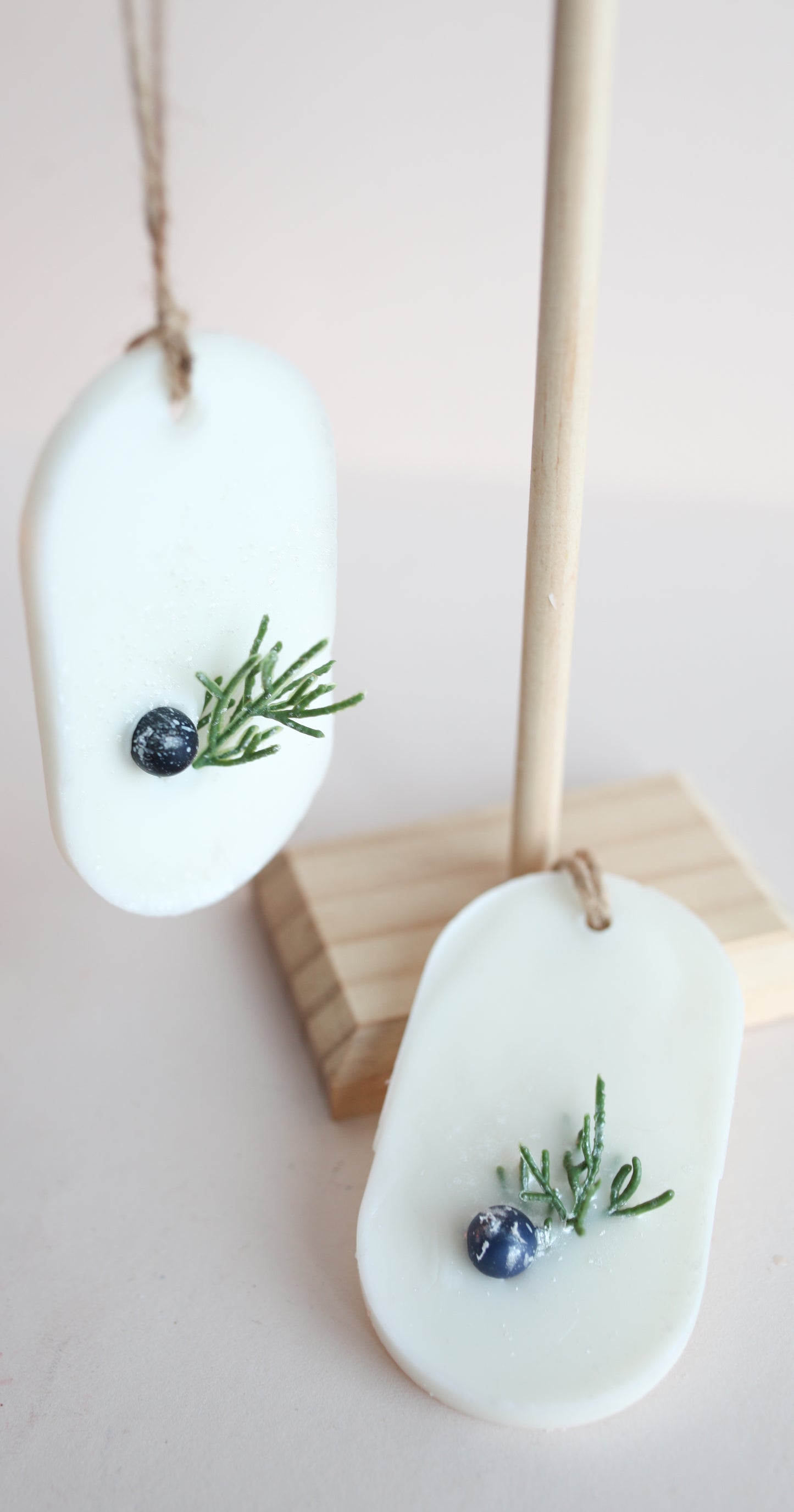 Huonetuoksu katajanmarja